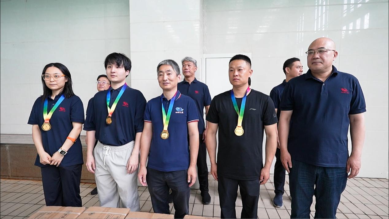 05公司副總經(jīng)理荊旭慶為榮獲第二名的：投標中心王潤龍、平頂山分公司朱筱萌、焦作分公司何博博、AI中心趙國綱 頒獎表彰.jpg