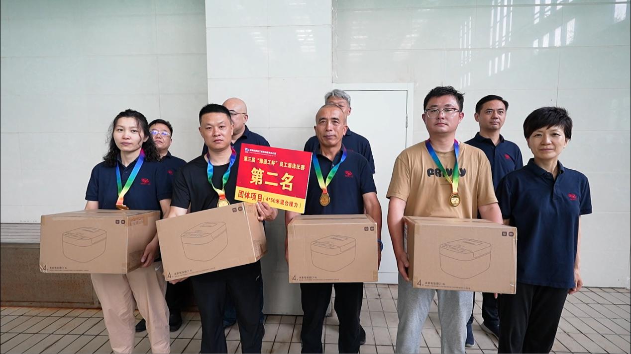 08公司工會主席、副總經(jīng)理時群英為榮獲450米接力項目第二名的：第十三分工會（焦作分公司）頒獎表彰.jpg